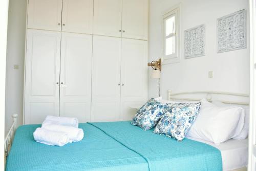 a bedroom with a bed with towels on it at Parodise Apartment in Kampos Paros