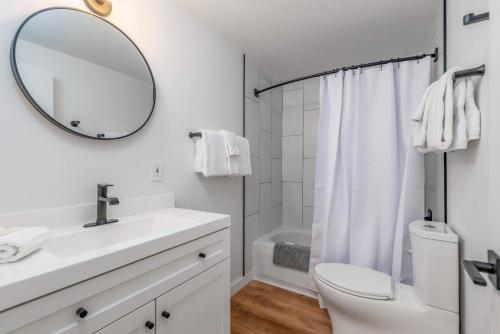 A bathroom at Tidal House #4 - Ocean Shores Chalet