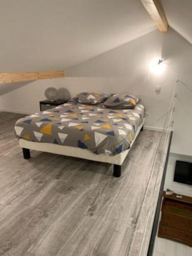 1 dormitorio con 1 cama en una habitación en Appartement 30 m2 neuf + terrasse, en Brindas