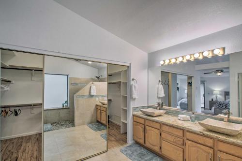 Un baño de Luxurious Chandler Oasis with Heated Pool and Hot Tub!