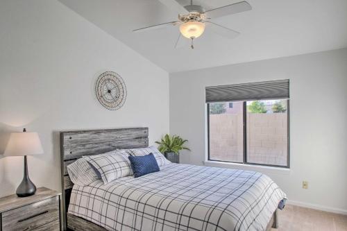 Cama o camas de una habitación en Luxurious Chandler Oasis with Heated Pool and Hot Tub!