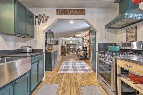 Gallery image of Charming Sutton Cottage Walk to Lake and Farm! in Sutton