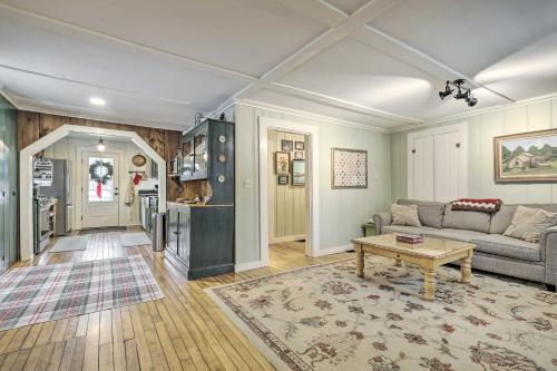 Gallery image of Charming Sutton Cottage Walk to Lake and Farm! in Sutton