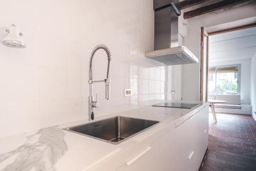 a kitchen with a stainless steel sink in a kitchen at Pis amb molt d'encant al centre d'Olot in Olot