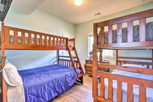 Krevet ili kreveti na sprat u jedinici u okviru objekta Scenic Family Condo with Game Room and Boat Dock!