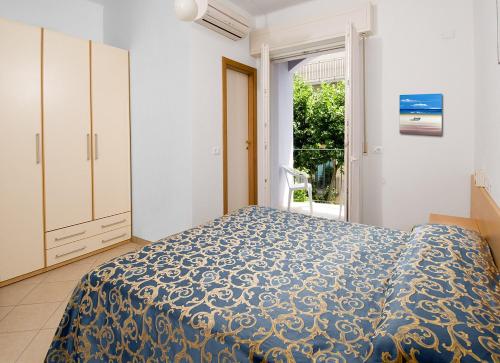 卡托利卡的住宿－Hotel Mirabella，一间卧室配有一张带蓝色棉被的床
