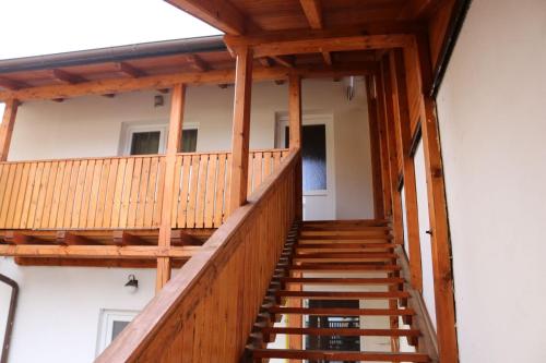 una escalera en una casa con vigas de madera en apartmán Sázava, en Sázava