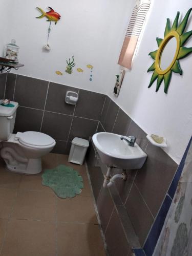 Un baño de Hospedaje Algarrobo Machalilla