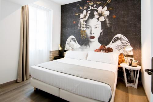 a bedroom with a bed with a painting of a woman at MYR Plaza Mercado & Spa in Valencia