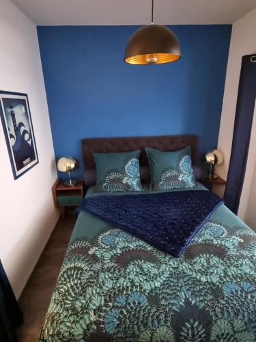 ガイヤックにあるbleu nuit studioの青い壁のベッド付きの青いベッドルーム1室