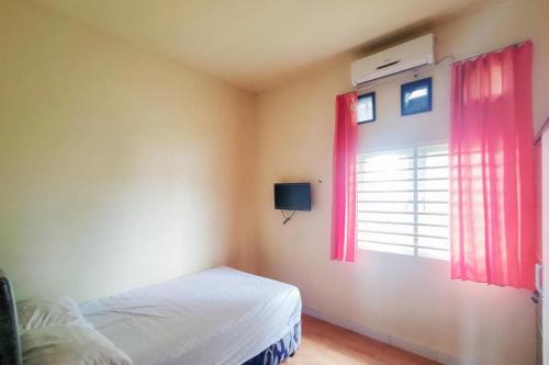 Кровать или кровати в номере Chandra Graha Guesthouse Palu