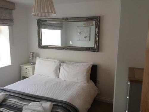 um quarto com uma cama com um espelho na parede em Drake's Den by PureServiced em Plymouth
