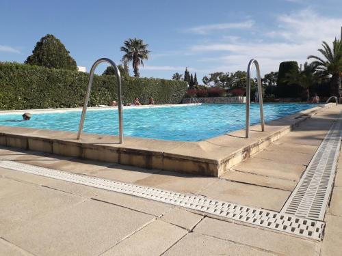 - une piscine avec des rails métalliques dans un complexe dans l'établissement Farniente, à Bandol