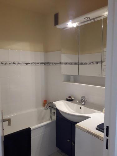 une salle de bain avec un lavabo et une baignoire dans l'établissement Farniente, à Bandol