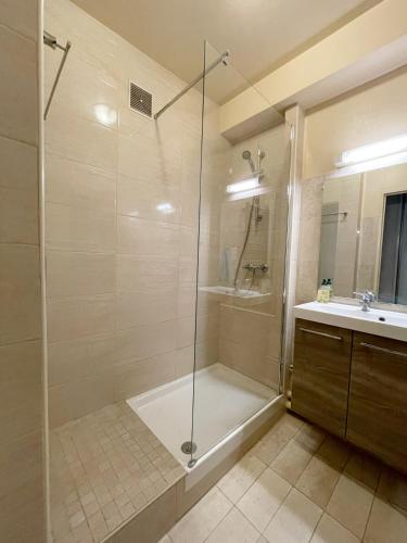 une salle de bain avec douche et lavabo dans l'établissement T2 Cannes center, à Cannes