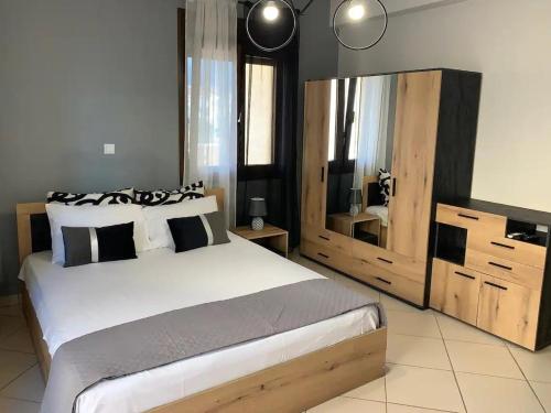 En eller flere senge i et værelse på Moschoula Villa - Sea View Grand Apartment