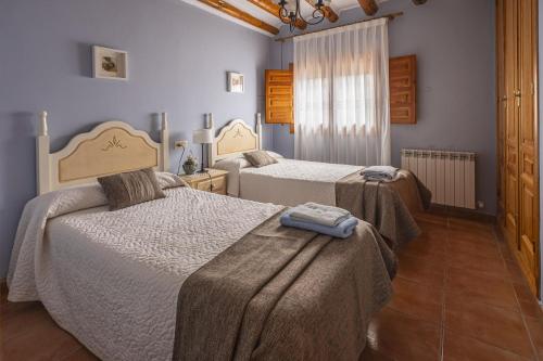 a bedroom with two beds in a room at Casas Santos y Tolta in Loarre