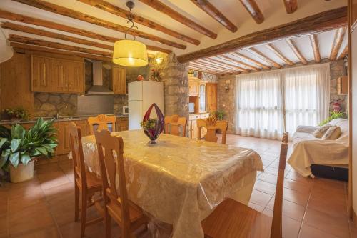 a kitchen and dining room with a table and chairs at Casas Santos y Tolta in Loarre