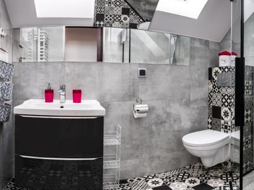 La salle de bains est pourvue d'un lavabo et de toilettes. dans l'établissement Apartamenty WIKTORIA morska18, à Kuźnica