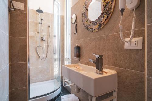 Ett badrum på Golden Rooms Piazza di Spagna