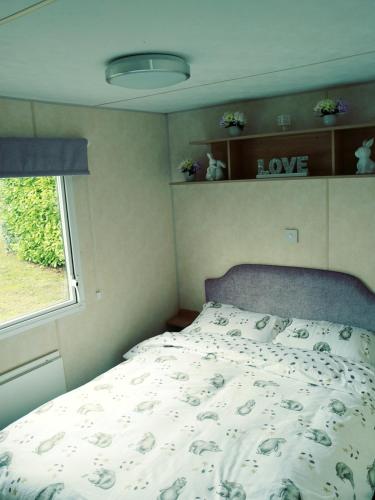 a bedroom with a bed and a window at Len's Getaway Tattershall Lakes in Tattershall