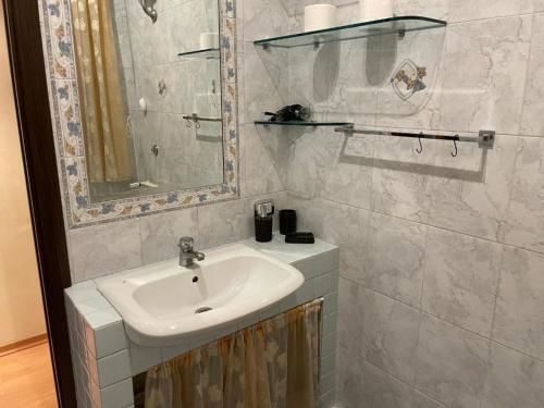 La salle de bains est pourvue d'un lavabo et d'un miroir. dans l'établissement CASA GEMELLI GEMELLI, à Rome