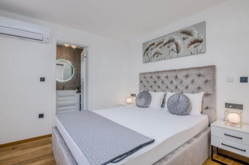 Säng eller sängar i ett rum på Villa Njivice Apartman Marina