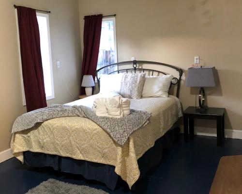 a bedroom with a bed with two towels on it at Nugget Place-Includes three separate two bedroom units near Mendenhall Glacier-DISCOUNTS ON TOURS! in Mendenhaven