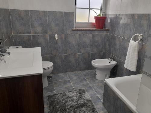 La salle de bains est pourvue d'un lavabo, de toilettes et d'une baignoire. dans l'établissement Piso ceferino, à Barreiros
