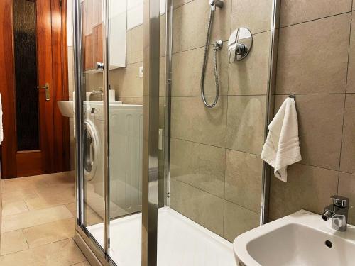 ein Bad mit einer Dusche und einem Waschbecken in der Unterkunft Apartment Station Sesto - Affitti Brevi Italia in Sesto San Giovanni