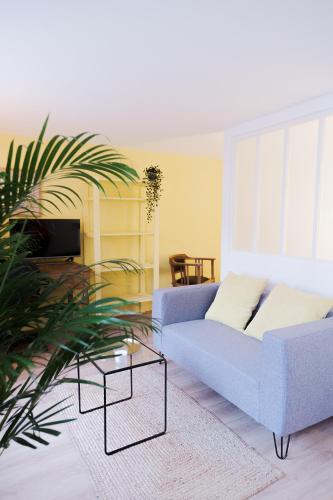 un salon avec un canapé et une table dans l'établissement les Suites de Catherine, la St Georges, à Nancy