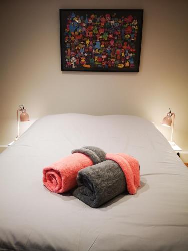 a bed with two towels on it with two lamps at Muswell Hill Apartment FREE PARKING in London