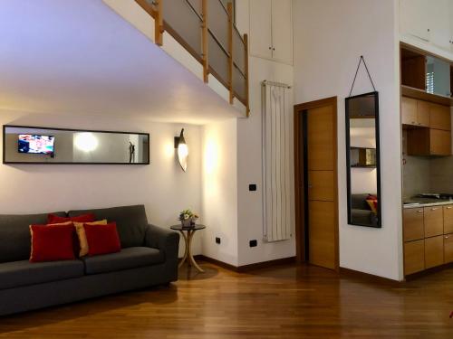- un salon avec un canapé et une télévision murale dans l'établissement Apartment Welcome Home, à Naples