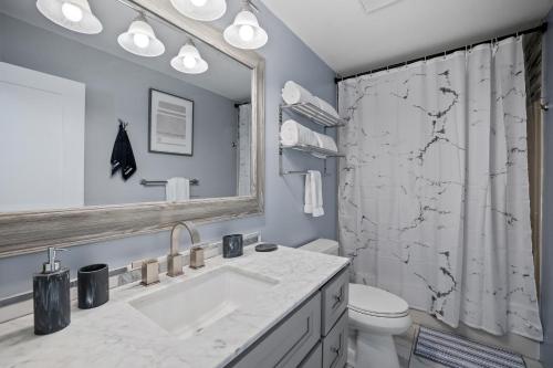 uma casa de banho com um lavatório e uma cortina de chuveiro em Quiet Gilford Home with Hot tub - Winnipesaukee! em Gilford