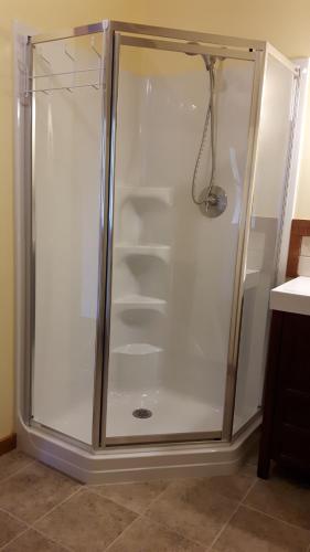 El baño incluye ducha de cristal con estanterías. en Tschurtschenthaler Rentals en Golden