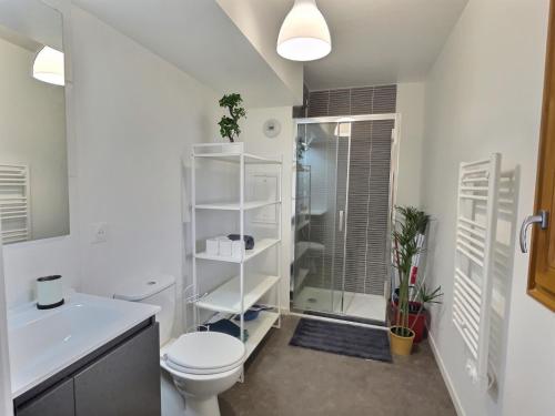 uma casa de banho branca com um WC e um chuveiro em L'incontournable Villepinte Parc des Exposition em Villepinte