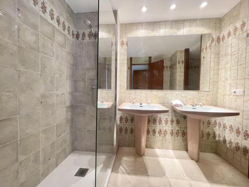 La salle de bains est pourvue de 2 lavabos et d'une douche. dans l'établissement TORRE VALENCIA LEVANTE BEACH, à Benidorm