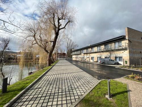 una calle adoquinada frente a un edificio en HOTEL VARNSDORF en Varnsdorf