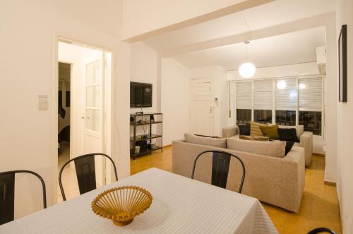 a living room with a couch and a table at Casa en Villa Carlos Paz con Pileta , Quincho y Jardín a Pasos del Centro in Villa Carlos Paz