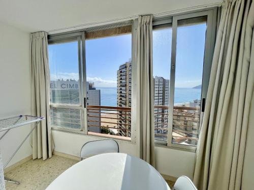 Pokój z dużym oknem z widokiem na ocean w obiekcie TORRE VALENCIA APARTMENT w mieście Benidorm