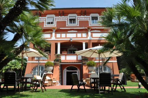a building with tables and chairs in front of it at Hotel 1908 in Forte dei Marmi