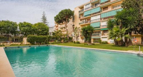 duży basen przed budynkiem w obiekcie Stylish 3 Bedroom Penthouse in Marbella Centre with Large Pool close to the Beach w Marbelli