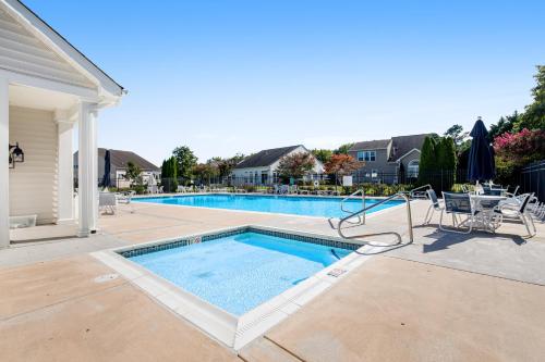 Kolam renang di atau dekat dengan Bayview Landing -- 38002 Clubhouse