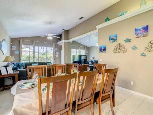 uma sala de jantar e sala de estar com mesa e cadeiras em Ariel Private Pool Home Wspa em Orlando