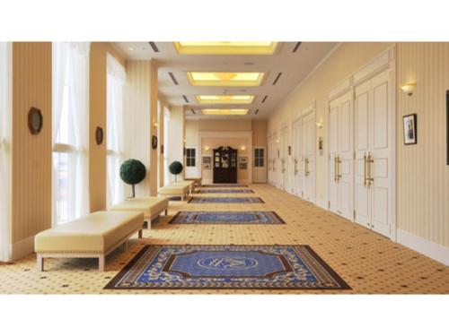 un pasillo de un hotel con sofás y una alfombra en Boston Plaza Kusatsu Biwa Lake - Vacation STAY 15451v en Kusatsu