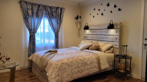 a bedroom with a large bed and a window at Adorable modern guesthouse with full kitchen in Encino