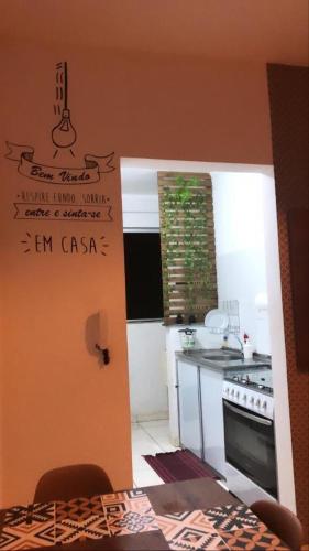 een kleine keuken met een fornuis en een raam bij Apartamento 403 Bloco I - Condomínio dos lagos II in Capitólio