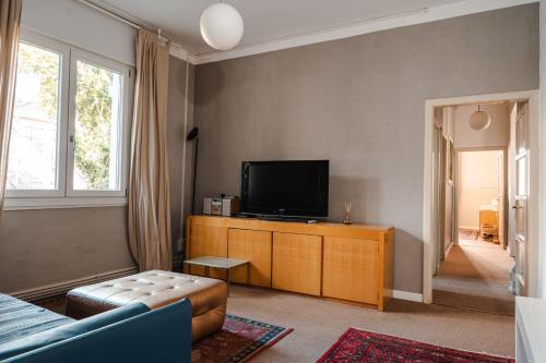 ein Wohnzimmer mit einem TV und einem Sofa in der Unterkunft living down town in Bassano del Grappa