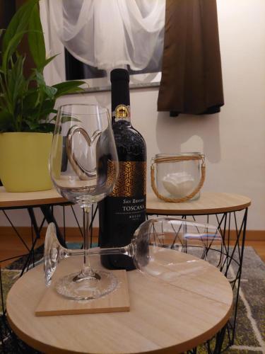 a bottle of wine and a wine glass on a table at Appartement Naturnah in Mieders