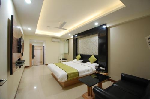 Un pat sau paturi într-o cameră la Hotel Ambassador